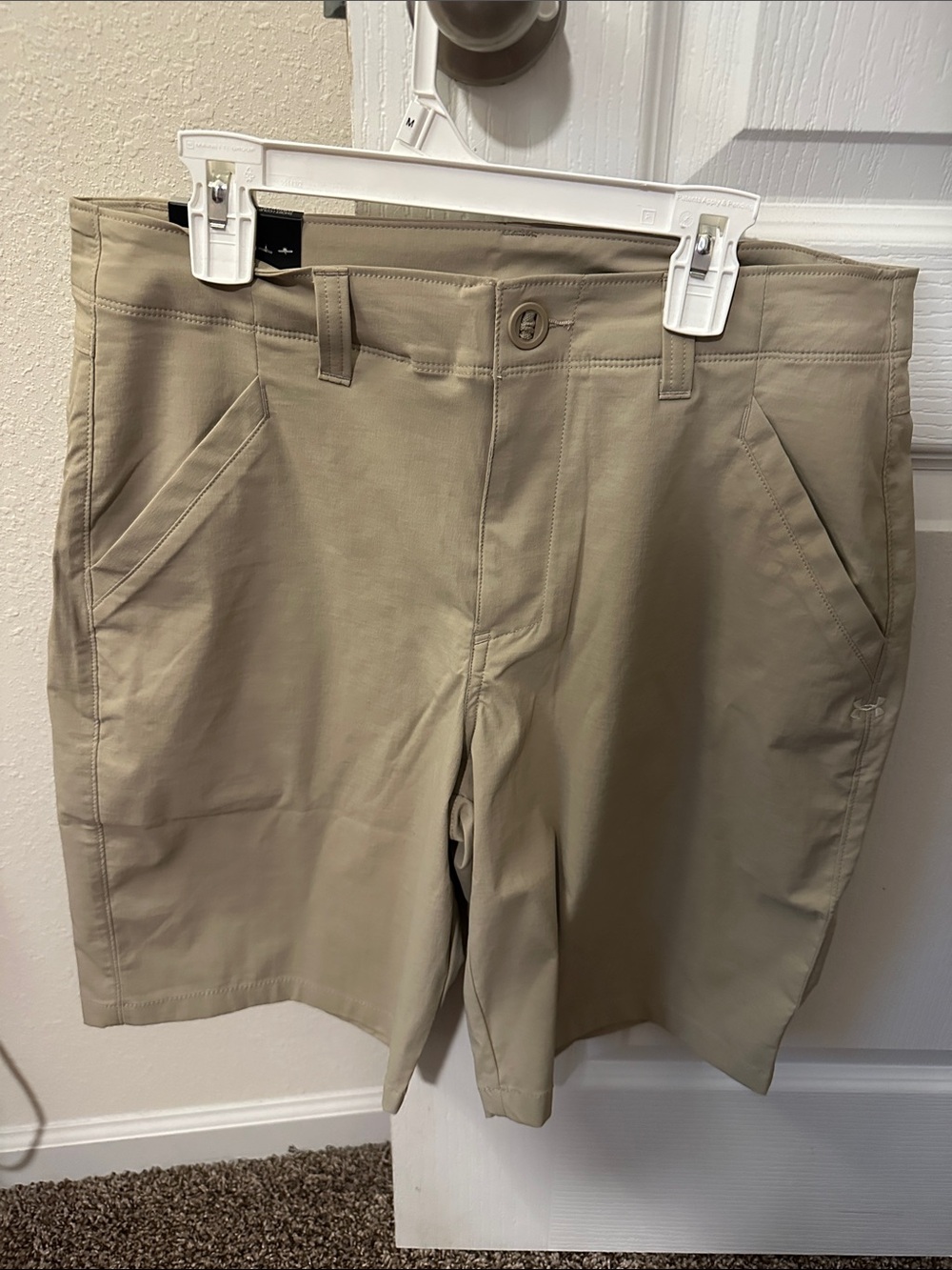 Men’s Under Armour loose fit khaki shorts 10” inseam size 32 NWT